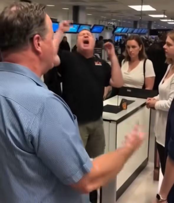 Rude Man Insults Woman at Airport, But She Turns the Tables with a Brilliant Lesson