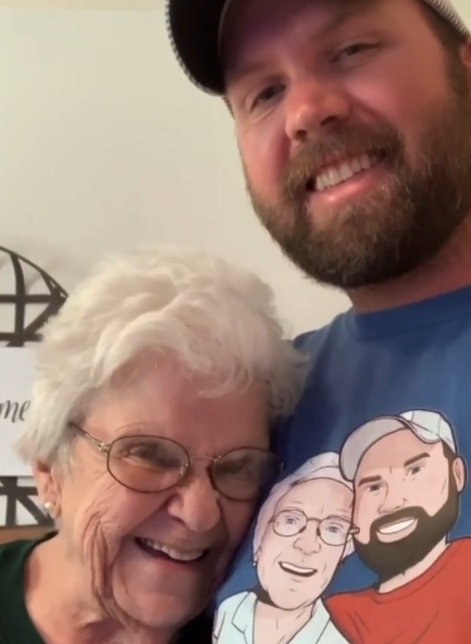Grandma Breaks Down While She’s Telling Grandson She Loves Him And It’s So Wholesome.