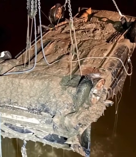 23 Years Beneath the Surface: Mom’s Blue Ford Pulled From Arkansas Lake With Heartbreaking Cargo Inside