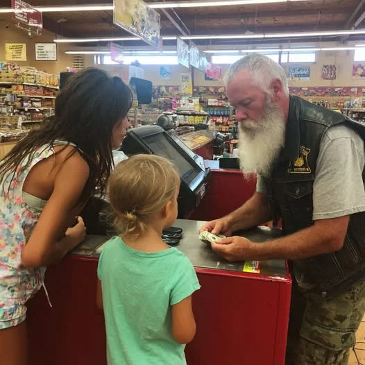 Old Biker Paid For Groceries For Strangers Every Tuesday Until They Found Out Why