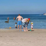 A Picture-Perfect Moment with a Hidden Surprise: The Family Beach Photo That Went Viral